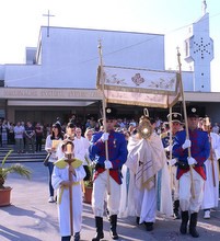 Karlovčani proslavili Tijelovo svetom misom i procesijom gradskim ulicama